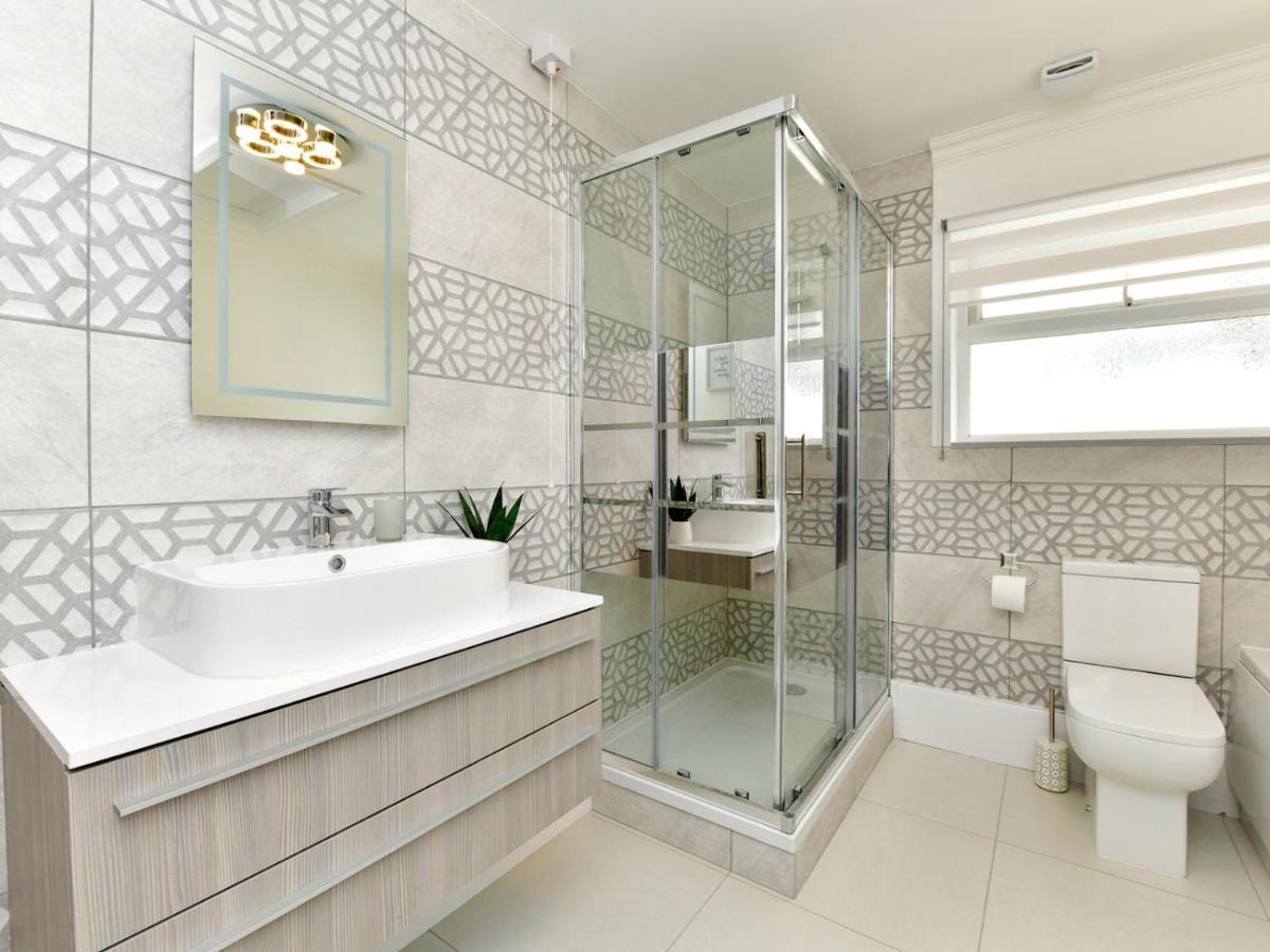Pass The Keys Newly Refurbished Modern Bungalow - Pets Welcome Villa Swansea Exteriör bild