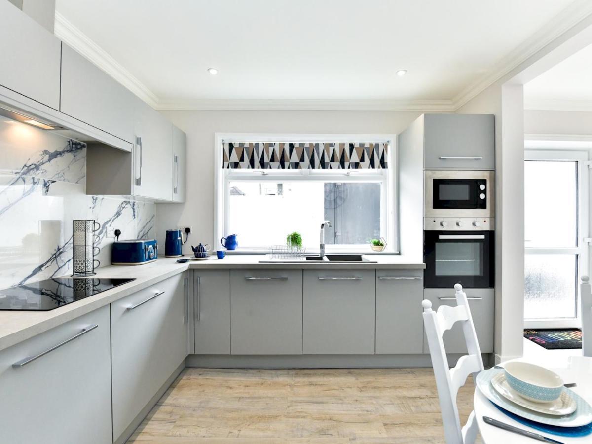 Pass The Keys Newly Refurbished Modern Bungalow - Pets Welcome Villa Swansea Exteriör bild